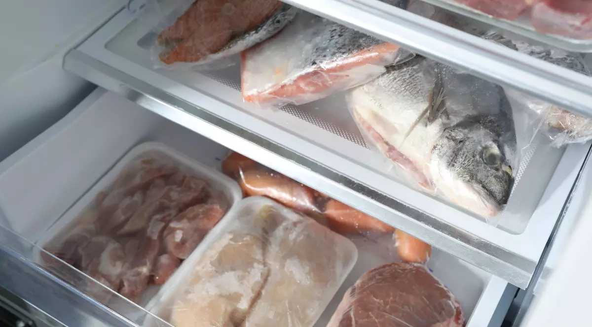 Într-un congelator sunt depozitate bucăți de carne și pește, ambalate în pungi sau caserole. Alimentele sunt organizate pe rafturi, păstrate la temperaturi scăzute pentru a-și menține prospețimea pe termen lung.