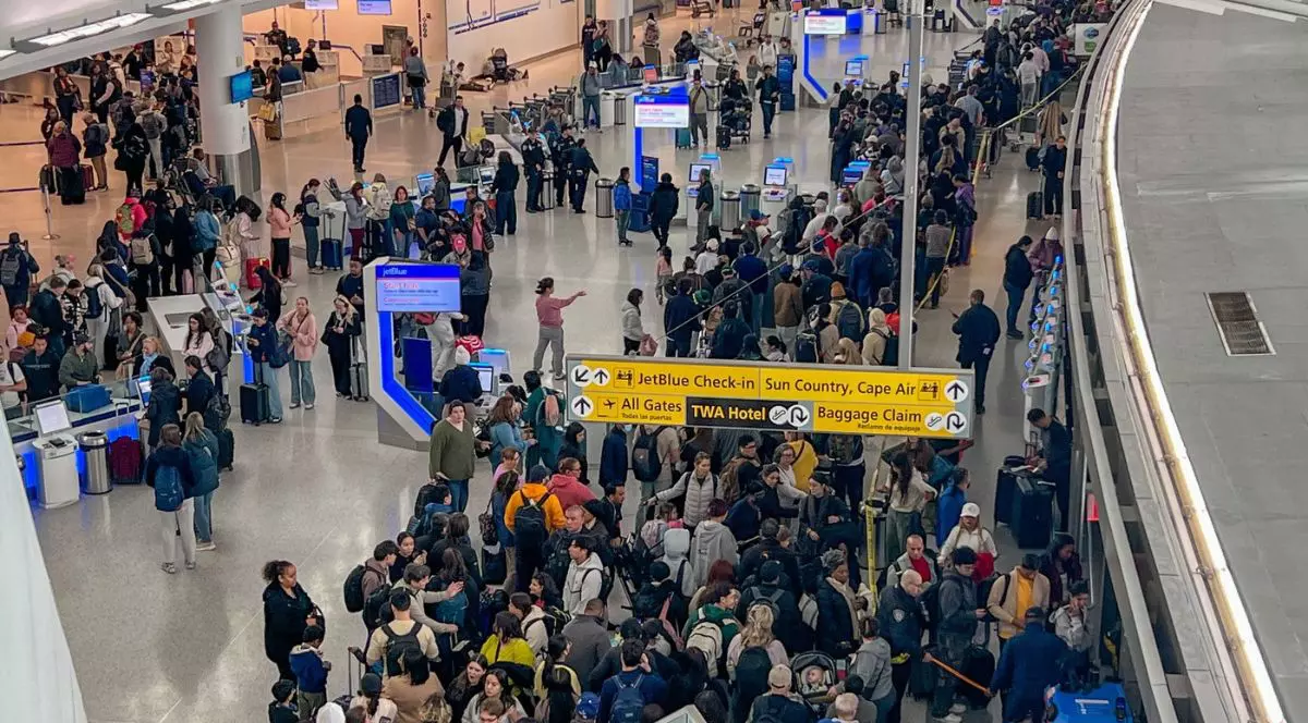 Imagine de ansamblu a cozilor lungi din Terminalul 5 al aeroportului JFK, în timp ce agenții TSA își desfășoară activitatea pe fondul unei blocări parțiale a activității guvernamentale care afectează agenții TSA și DHS la Aeroportul Internațional John F. Kennedy, duminică, 22 martie 2026, în Queens, New York.