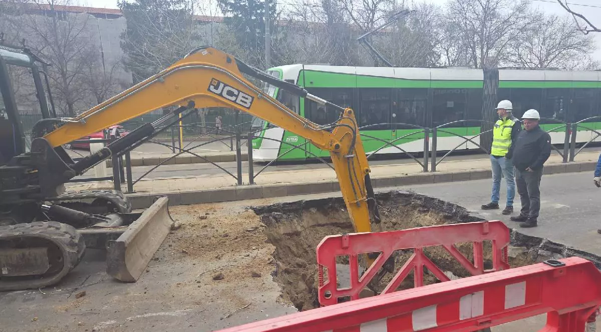 Un crater mare s-a format în București Termoenergetica a trimis echipe să intervină