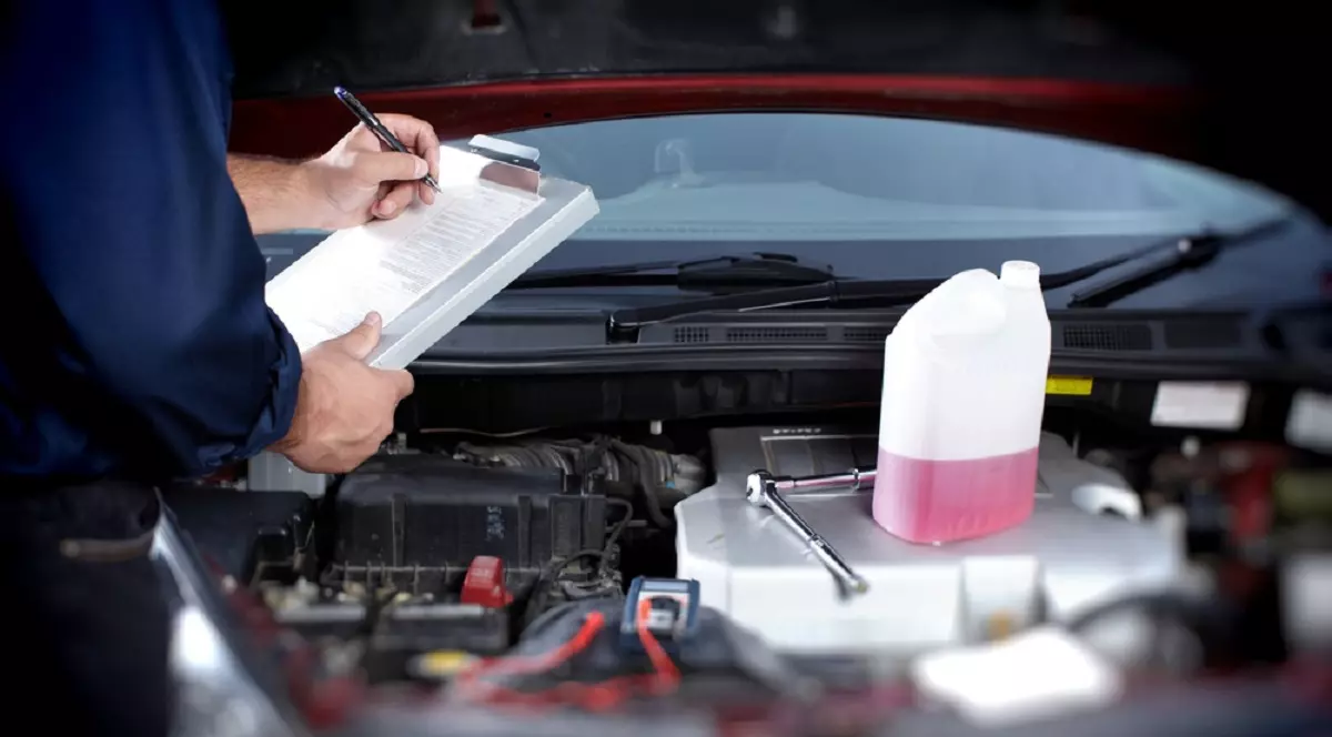 Cum îţi pregăteşti maşina pentru sezonul cald - Un mecanic face verificări la o mașină