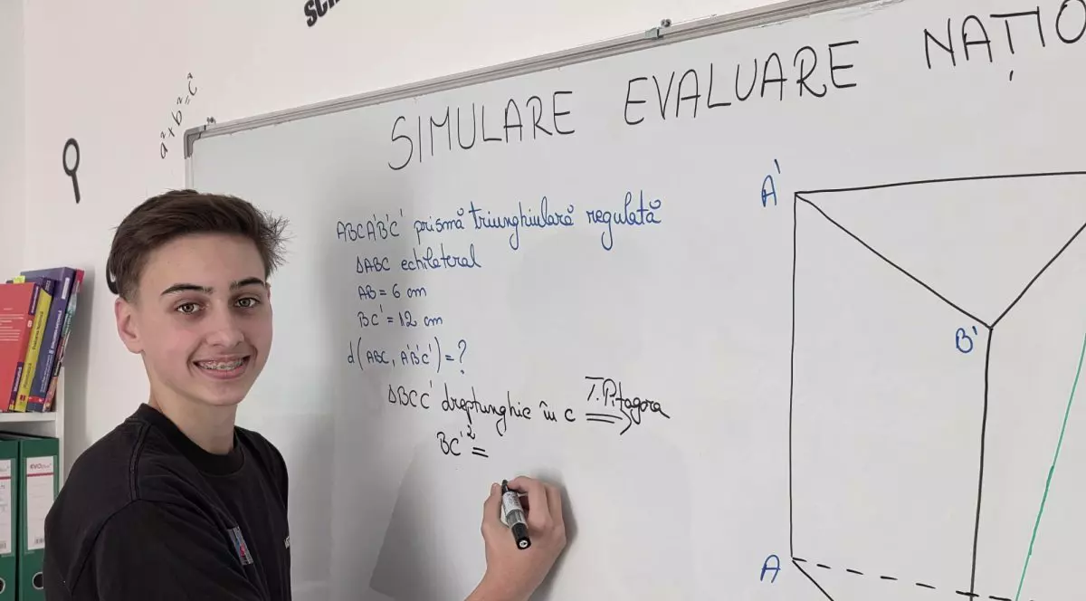 elev care rezolva un exercitiu la matematica la tabla