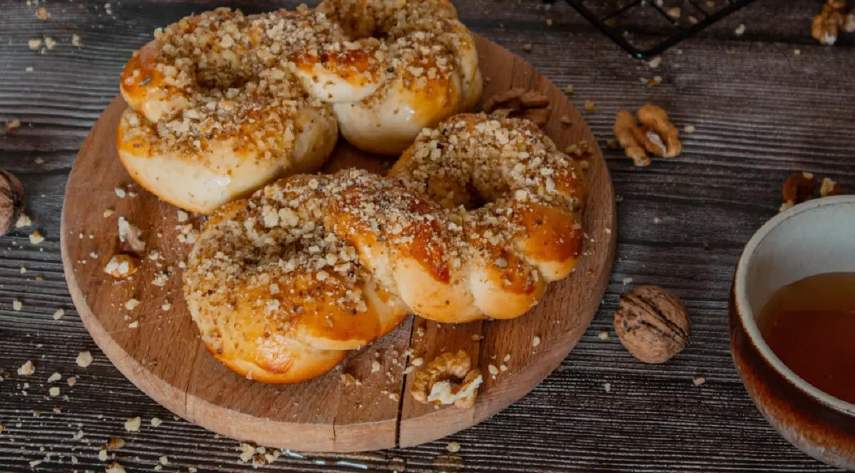 De ce se fac mucenicii în formă de 8 - Pe o masa sunt așezați mai mulți muceniti moldovenești