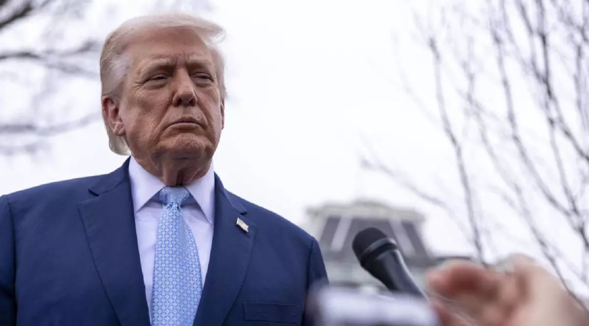 Donald Trump vorbește cu presa