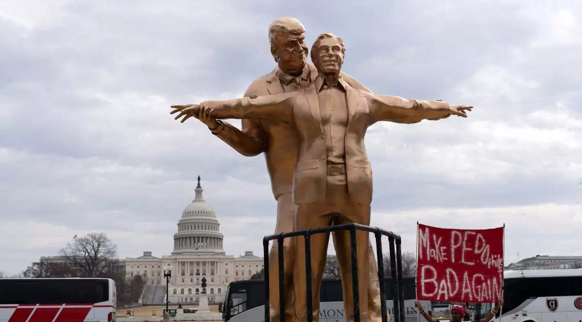 O statuie satirică îi reprezintă pe Donald Trump și Jeffrey Epstein într-o ipostază inspirată de scena celebră din filmul „Titanic”, amplasată în apropierea Capitoliului din Washington. Instalația artistică critică relația dintre cei doi și a fost realizată de un grup anonim de artiști, stârnind controverse și reacții publice.