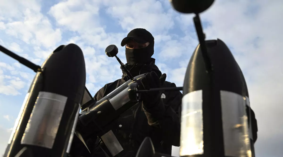 Un militar ucrainean în timp ce ordonează niște drone militare de atac