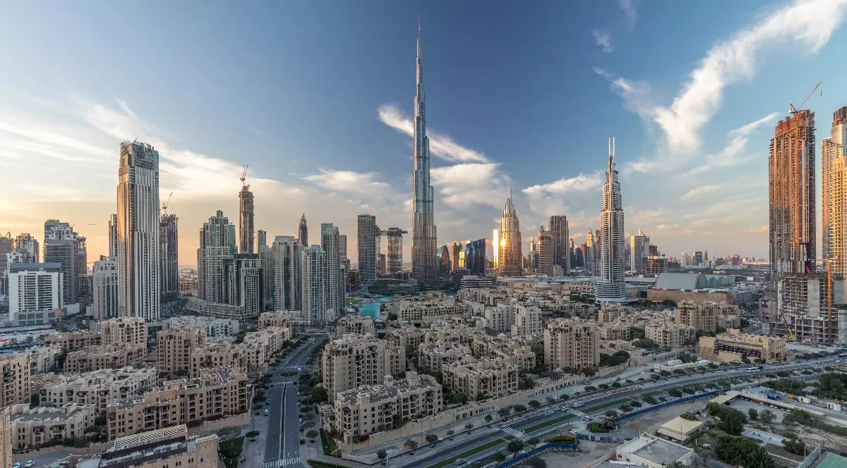 Centrul emiratului Dubai, se poate vedea Burj Khalifa