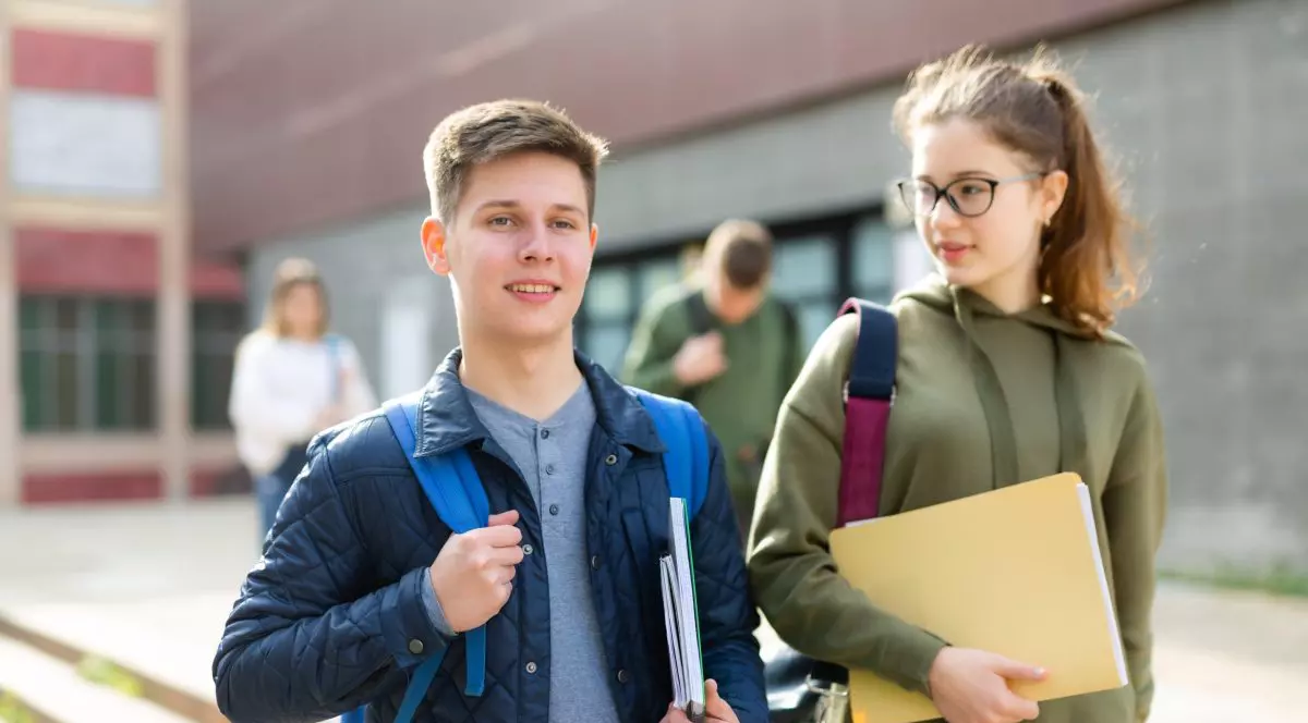 elevi in curtea scolii