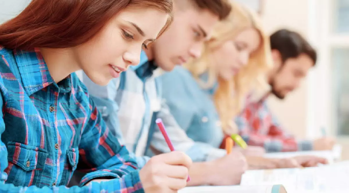 elevi care susțin un examen