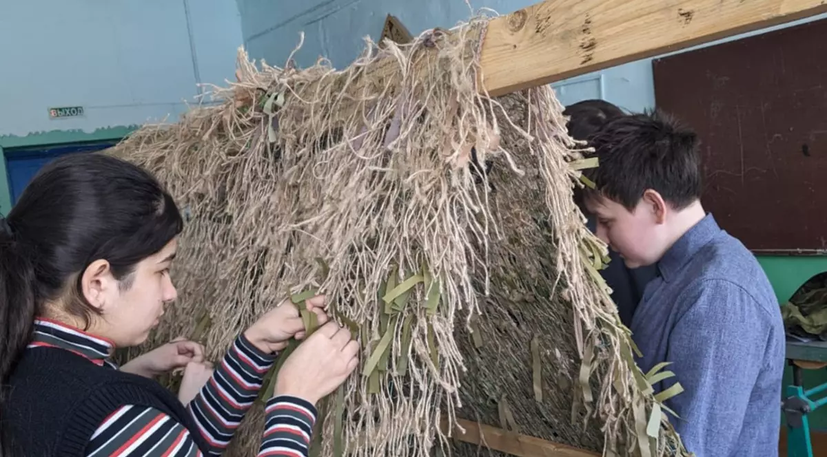 Elevi ruși confecționează o plasă de camuflaj Foto: vk.combssh2 via The Moscow Times