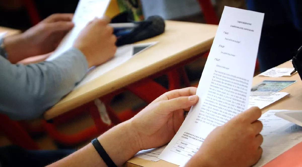Studenți într-o sala de classă din Franța care susțin un examen