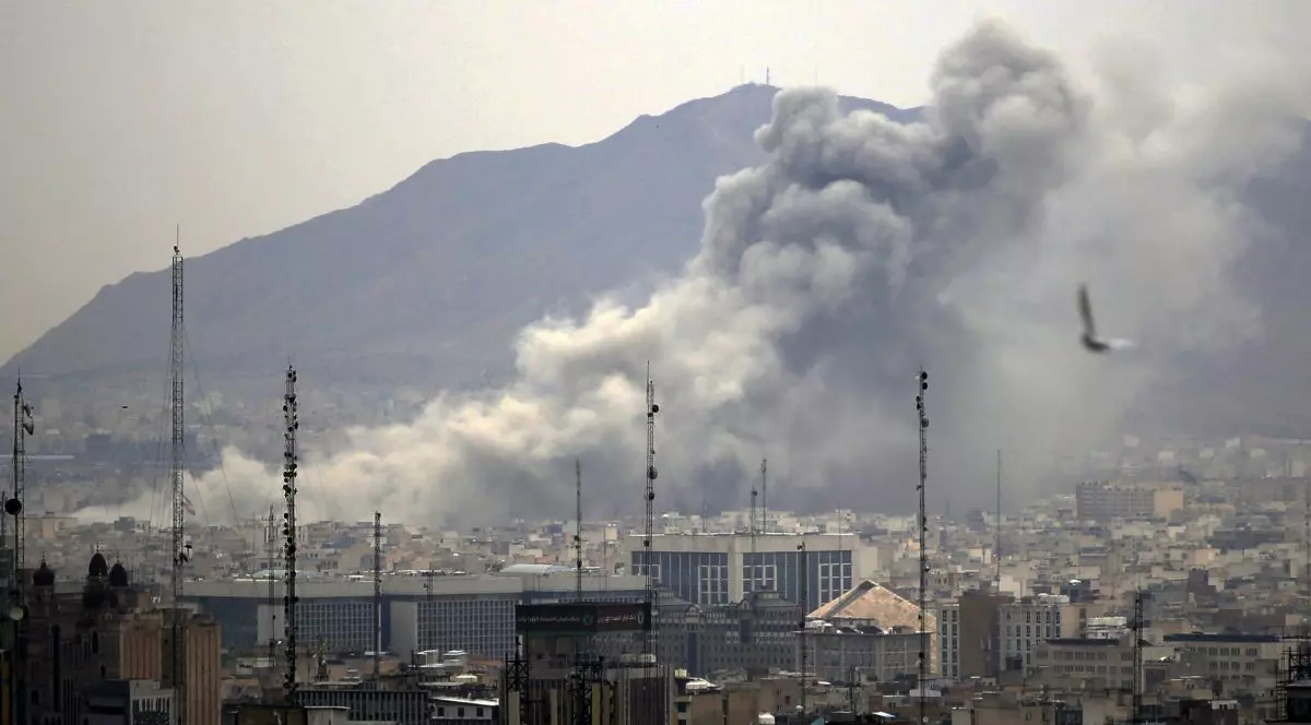 Explozii în Teheran, fumul se ridică din oraș