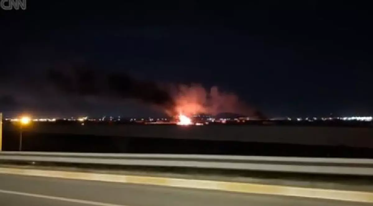 Explozii la Erbil, langa baza americana. flacari si fum se zaresc in zare
