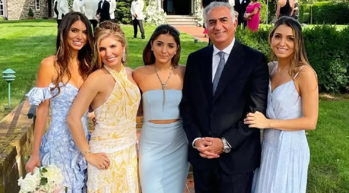 Cine sunt prințesele-influencer, nepoatele ultimului șah al Iranului