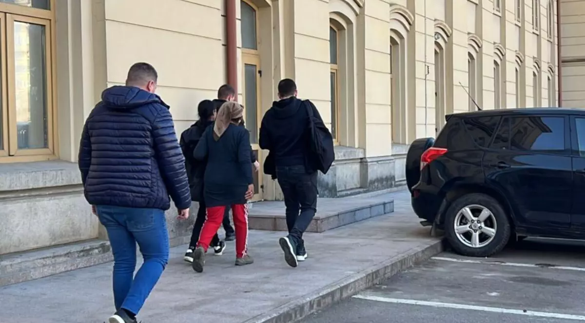 persoane care merg langa secția de poliție din cartierul Dacia din Iași, 7 martie 2026