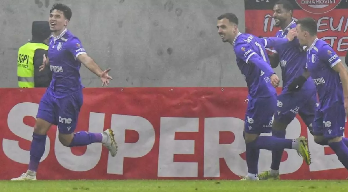 Jucătorii echipei FC Argeș celebrează golul înscris în meciul cu Dinamo București