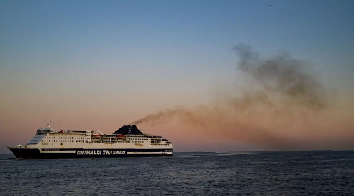 26 februarie 2025, Barcelona, Spania: Un feribot scoate fum în timp ce se îndreaptă spre portul din Barcelona