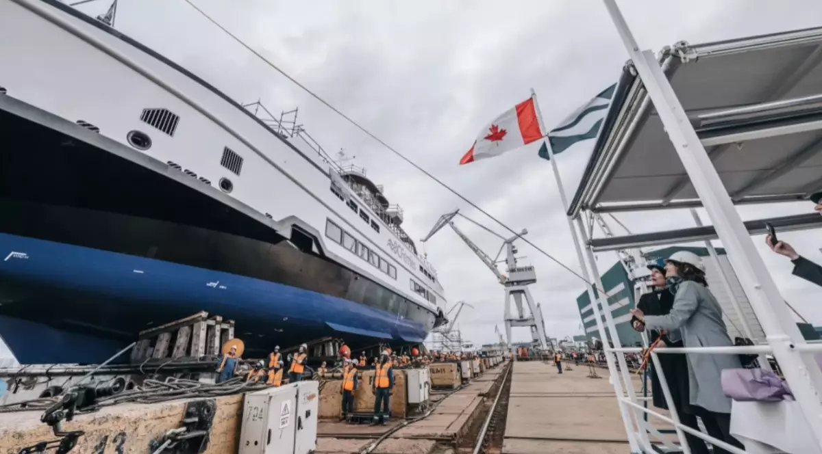 O ambarcațiune într-un port, nava este gata de lansare, iar constructorii fac ultimele verificări