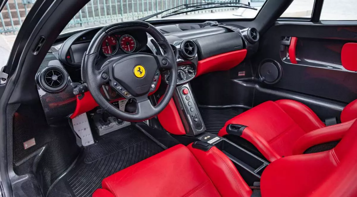 Interiorul rosu cu negru al unui Ferrari Enzo din 2004, scos la vanzare pentru 5.3 milioane euro