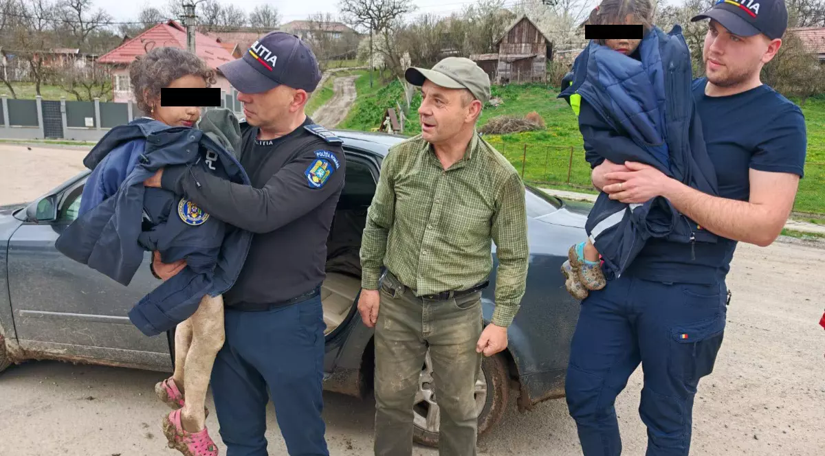 Cele două fetițe din Târnăveni și pădurarul care le-a găsit, alături de polițiștii care le-au recuperat