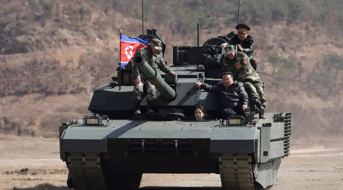 liderul nord-coreean Kim Jong Un și fiica sa, Kim Ju Ae, urcând într-un tanc în timpul vizitei lor la Baza de Instruire nr. 60 din Phenian, subordonată Corpului de Apărare a Capitalei din cadrul Armatei Coreei de Nord, 19 martie 2026