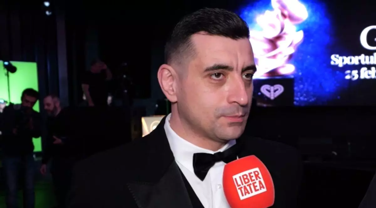 George Simion, la Gala Sportului Paralimpic 2026, îmbrăcat cu un costum negru, cămașă albă și papion negru, cu microfonul Libertatea în față