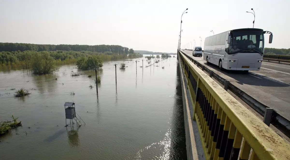 Un autocar strabate podul de la Giurgeni - Vadul Oii, luni 3 aprilie 2006