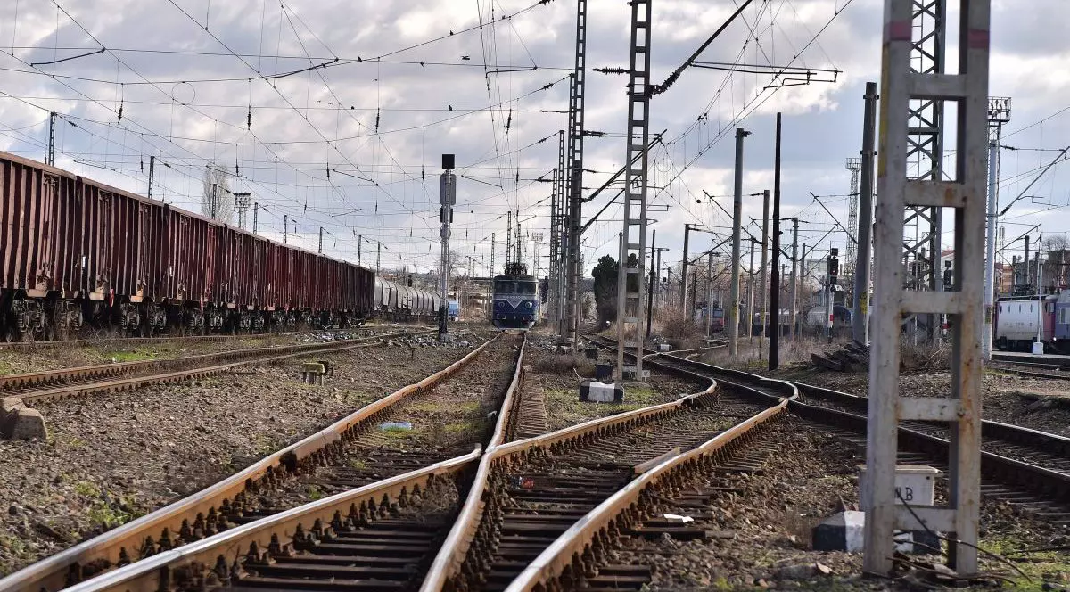 Un tren de calatori stationeaza in gara Craiova datorita grevei ceferistilor luni 20 decembrie 2021