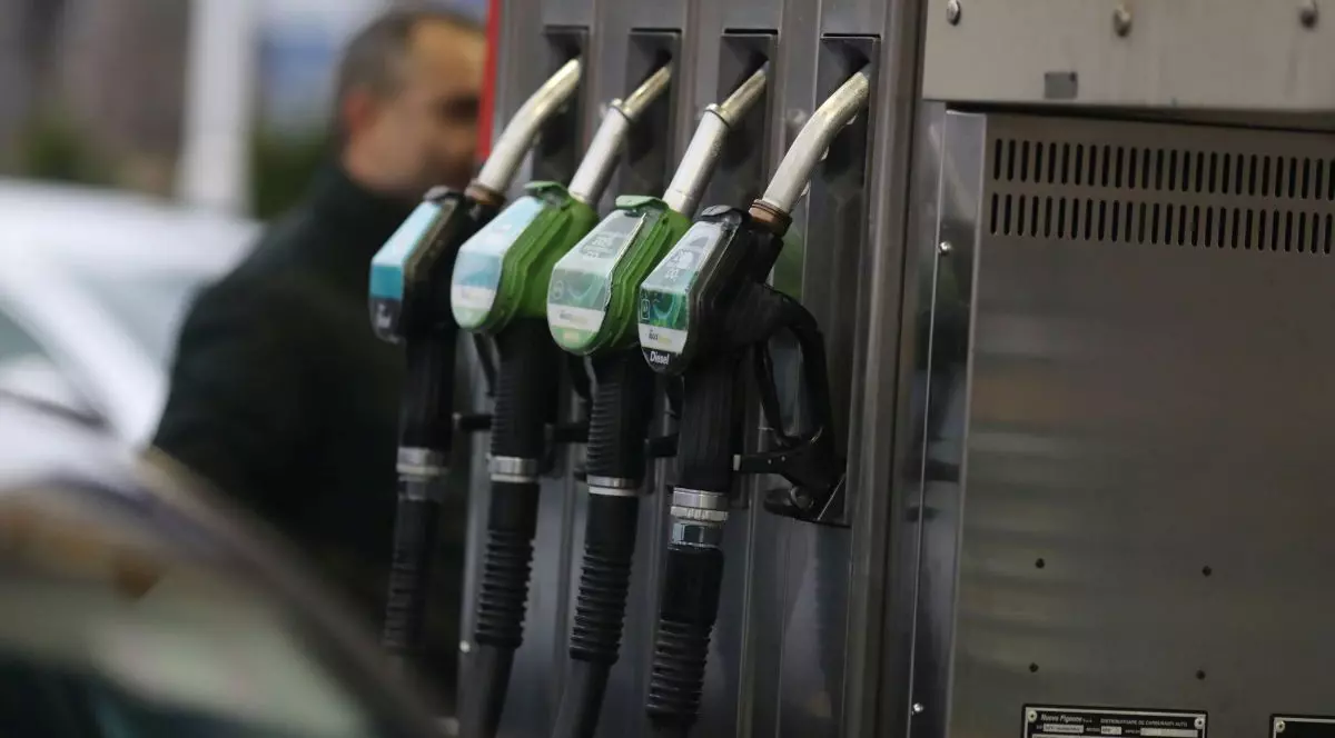 Pompele de alimentare cu carburanți dintr-o benzinărie, în Timișoara, 11 decembrie 2022