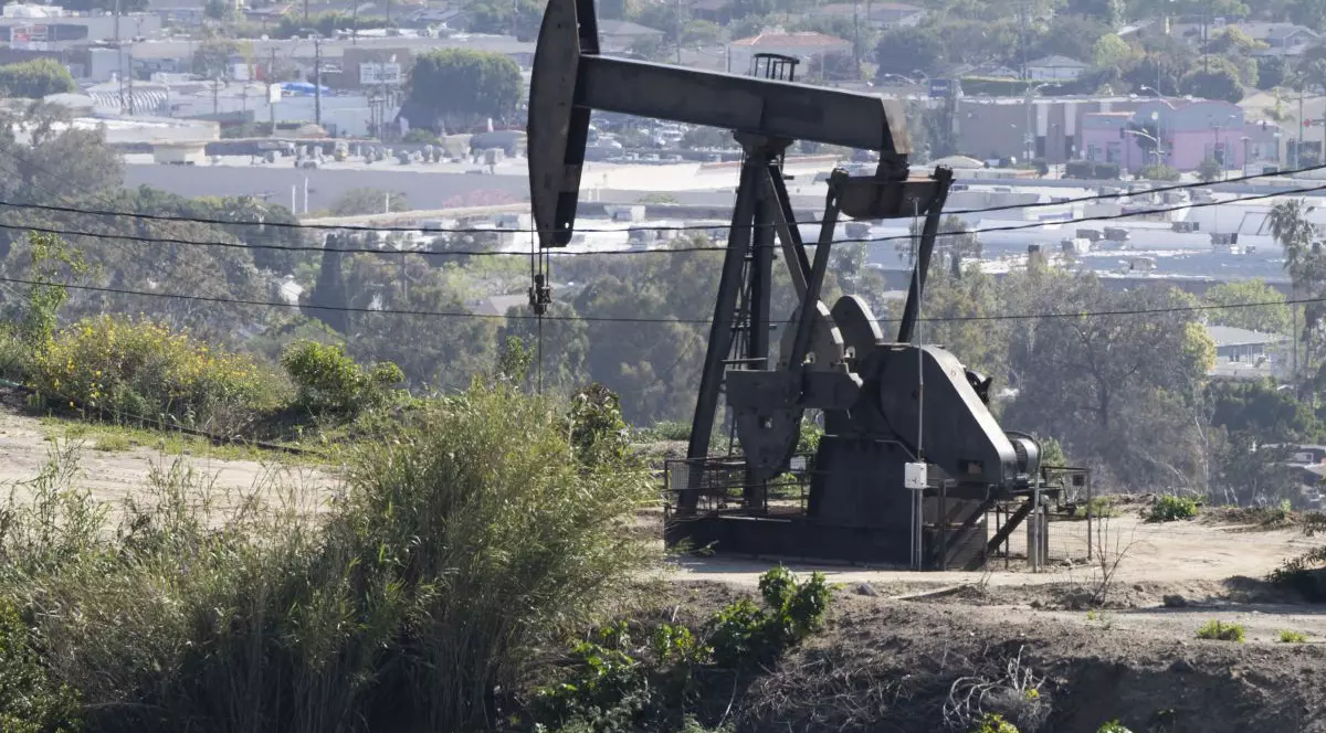 O sondă de petrol pe un teren de la marginea localității Inglewood, California, United States, 19 aprilie 2023