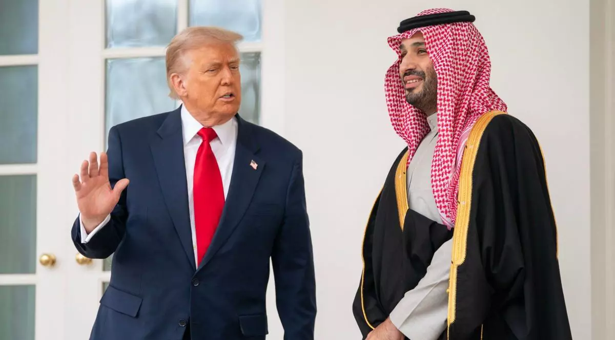 Donald Trump ridică mâna dreaptă în timp ce vorbește cu prințul moștenitor saudit, Mohammed bin Salman, la Casa Albă, Washington, SUA, 18 noiembrie 2025