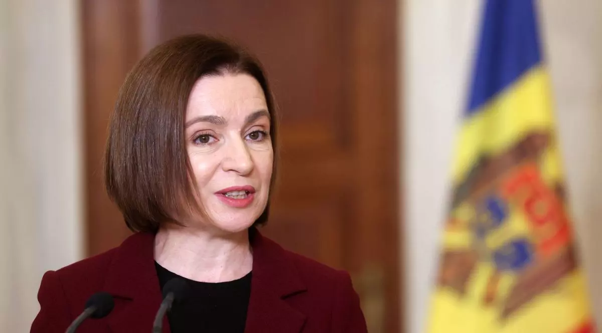 Maia Sandu vorbește în timpul unei conferințe de presă, având în fundal steagul Republicii Moldova, 15 decembrie 2025