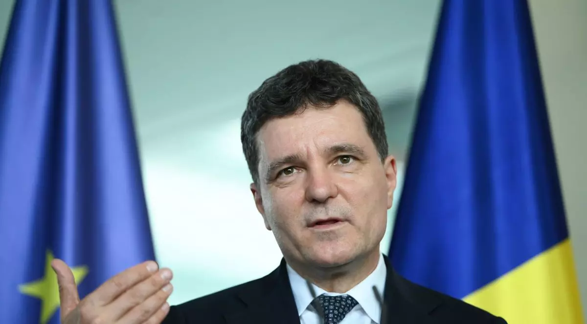 Nicușor Dan vorbește gesticulând cu mâna dreapta în timpul unuei conferințe de presă la Berlin, Germania, 18 iulie 2025