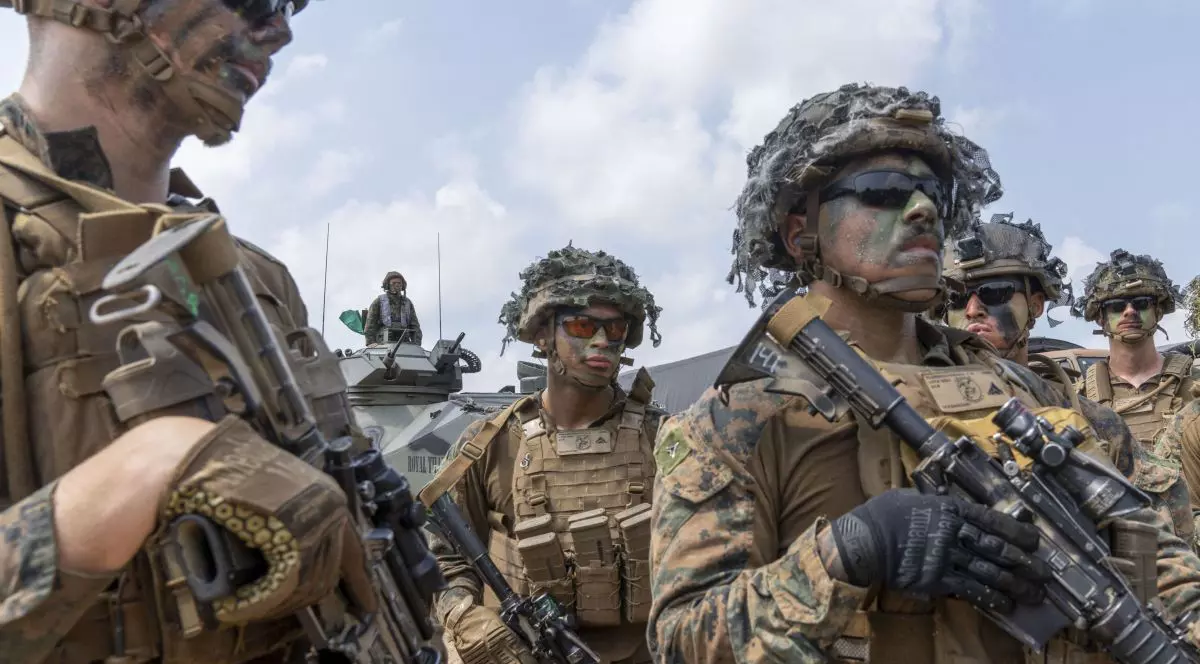 Pușcași marini americani stau aliniați pe o plajă din Sattahip, Thailanda, după un exercițiu militar multinațional, 26 februarie 2026
