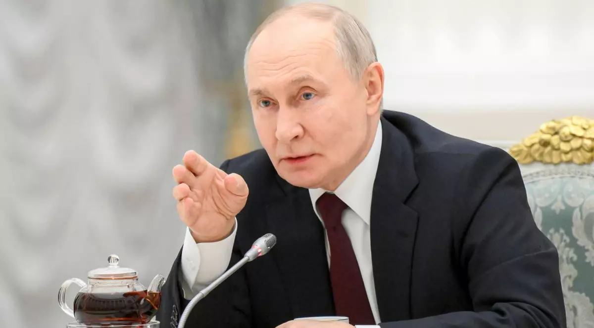 Vladimir Putin vorbește și gesticulează cu mâna dreaptă în timpul unei conferințe la Kremlin, Moscova, pe 5 martie 2026