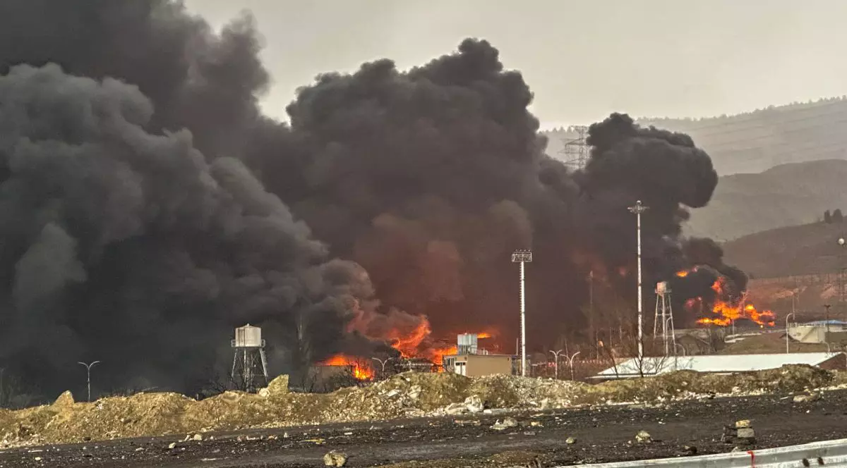 Fum și flăcări se ridică la locul atacurilor aeriene asupra unui depozit de petrol din Teheran, pe 8 martie 2026.