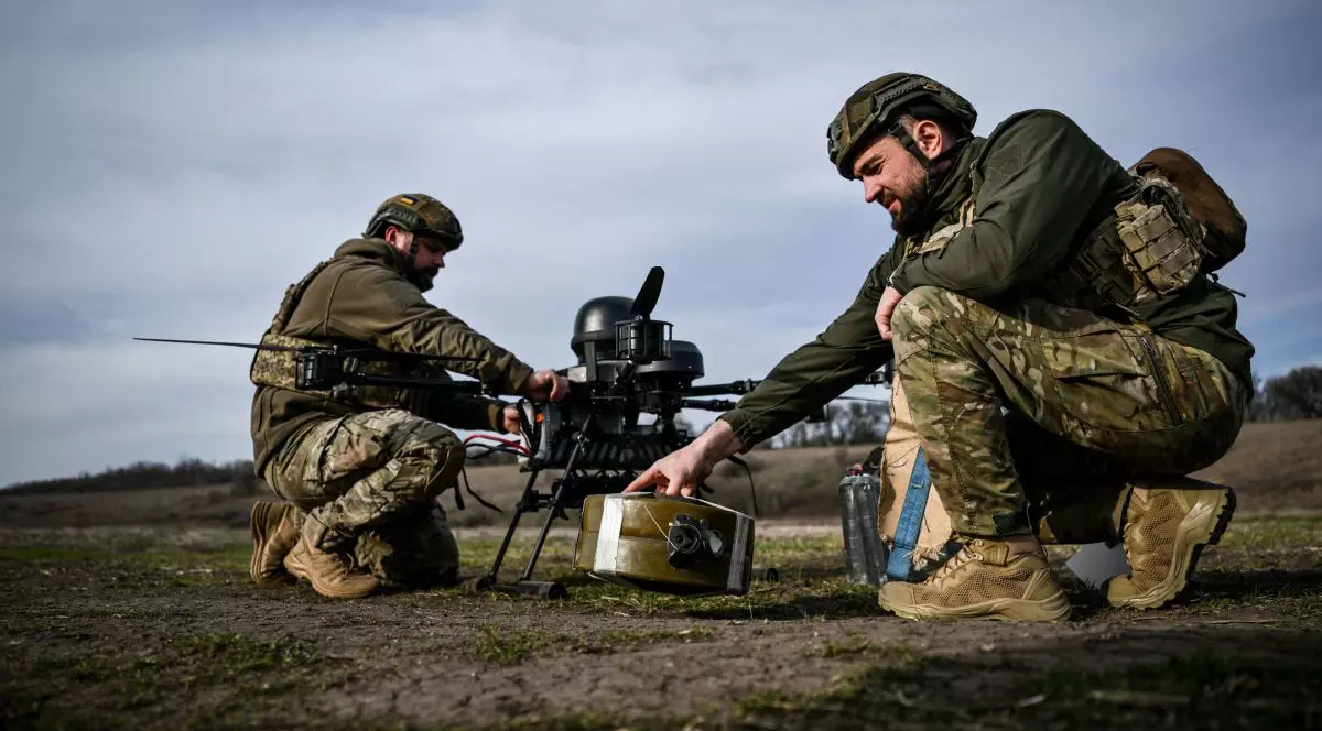 Doi soldați ucraineni pregătesc o dronă bombardier greu Baba Yaga înainte de a o lansa în zona Zaporijia, Ucraina, 23 martie 2026