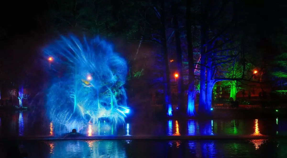 Holograma unui leu pe lacul din Parcul Romanescu din Cariova, Târg de Paște 2025
