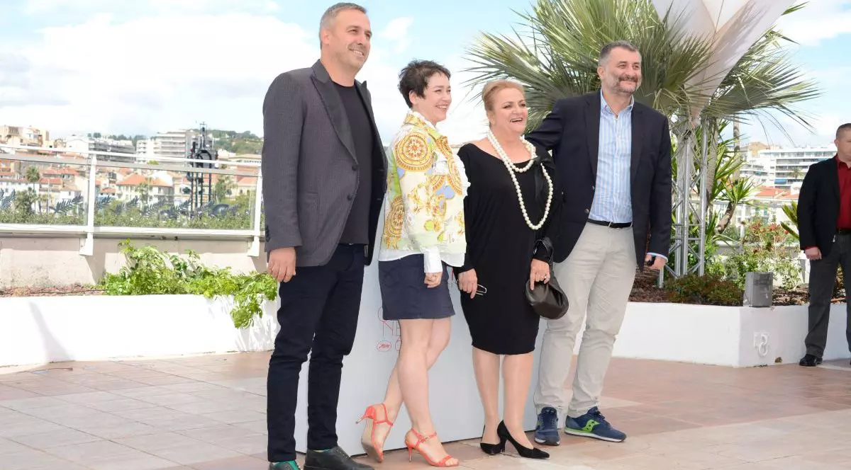 Cristi Puiu, Mimi Branescu, Dana Dogaru, Anca Puiu participă la o ședință foto pentru filmul Sieranevada în cadrul celui de-al 69-lea Festival de Film de la Cannes, 12 mai 2016