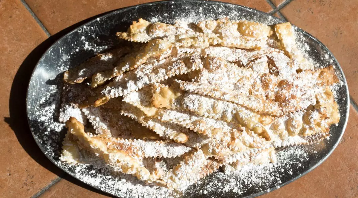 chiacchiere, un aluat tradițional prăjit de carnaval napolitan, Italia, 7 aprile 2024