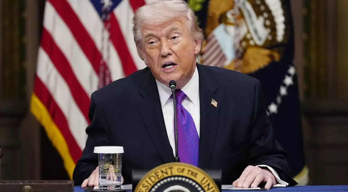 Donald Trump vorbește în timpul unei mese rotunde despre Angajamentul de Protecție a Contribuabililor în Sala Tratatelor Indiene din clădirea Biroului Executiv Eisenhower, lângă Casa Albă, Washington, DC, miercuri, 4 martie 2026