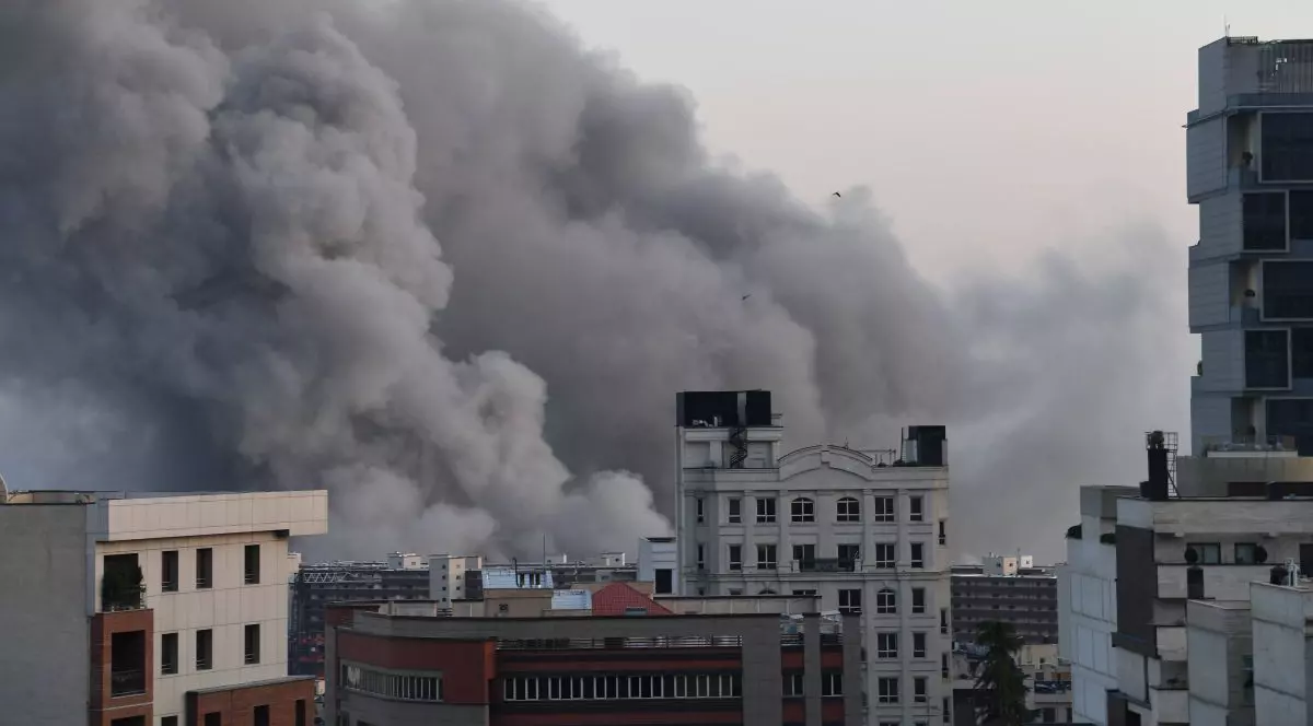 Un fum dens se ridică deasupra unor clădiri înate din Teheran, în urma unui atac aerian americano-israelian, 6 martie 2026