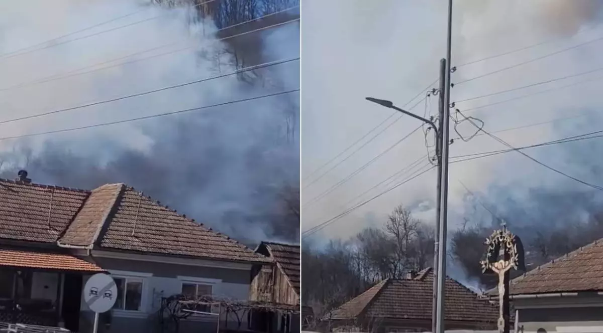 Colaj foto cu imagini din satul Ațchileu Mic, Jud. Cluj. În prim-plan se văd case cu acoperișuri de țiglă, iar în spate o pădure de pe deal este acoperită de fum gros, după un incendiu de vegetație. Fumul se ridică deasupra copacilor, iar pe stradă se văd un stâlp cu cabluri electrice și o antenă de satelit pe o casă.