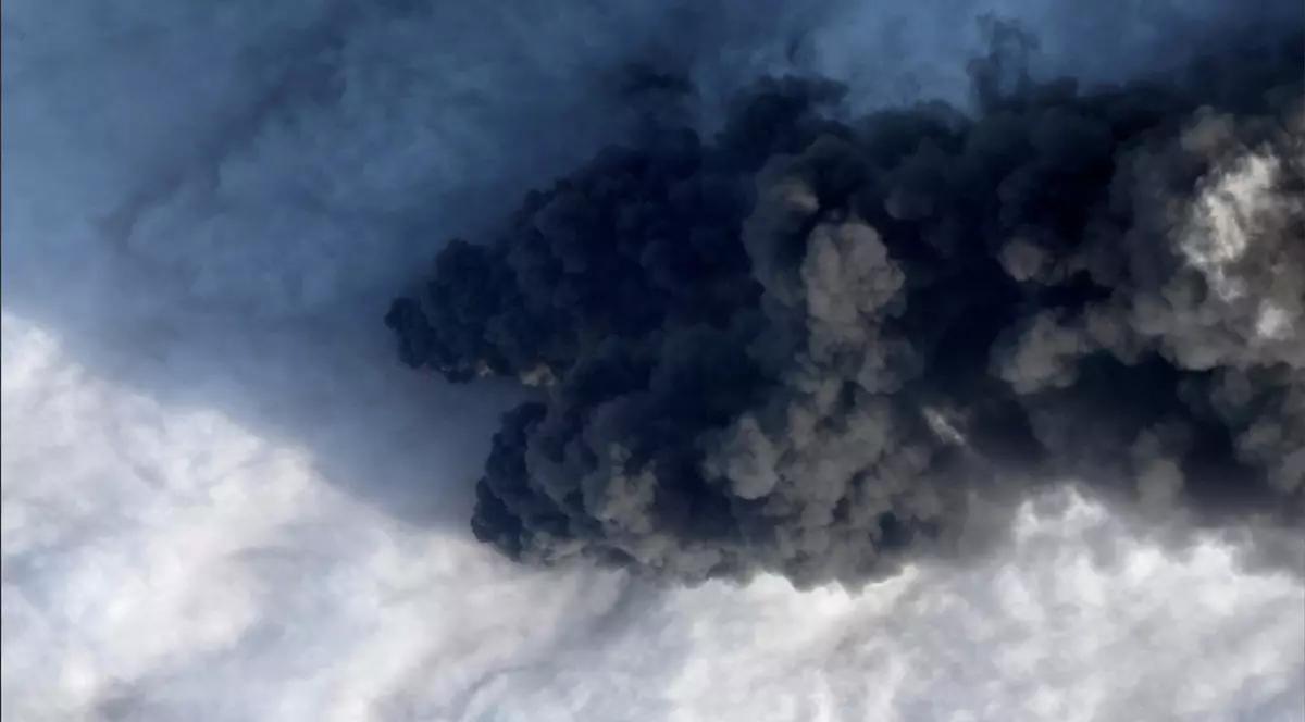 Incendiu în urma unui atac aerian la terminalul din Primorsk Foto: AFP