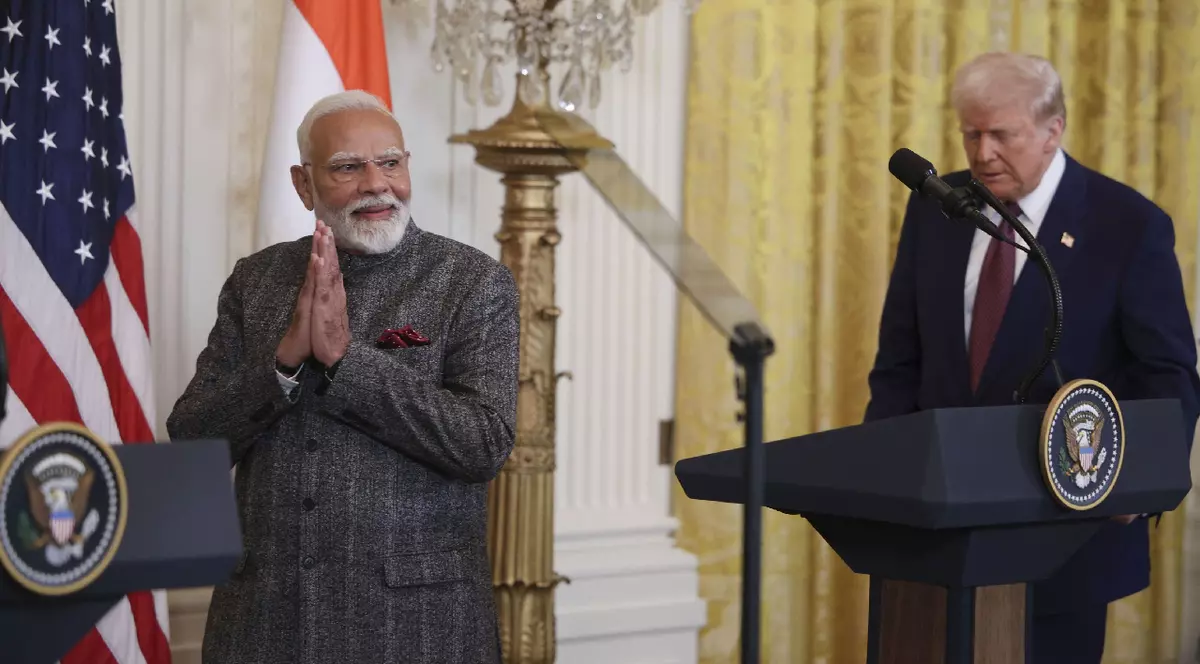 Președintele Statelor Unite, Donald Trump, dreapta, și prim-ministrul Indiei, Narendra Modi, stânga, sosesc pentru o conferință de presă comună în Sala de Est a Casei Albe din Washington, DC, 13 februarie 2025.