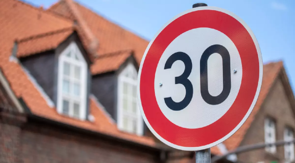 Limita de viteză de 30 de km/h de pe un drum