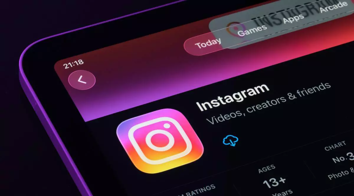 Pagina cu aplicația Instagram de pe AppStore, deschisă pe ecranul unui iPad mov, pe un fundal negru.