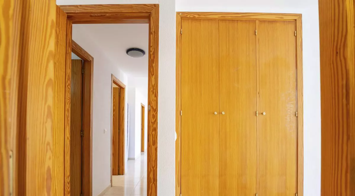 Interiorul unui apartament, cu uși din lemn.