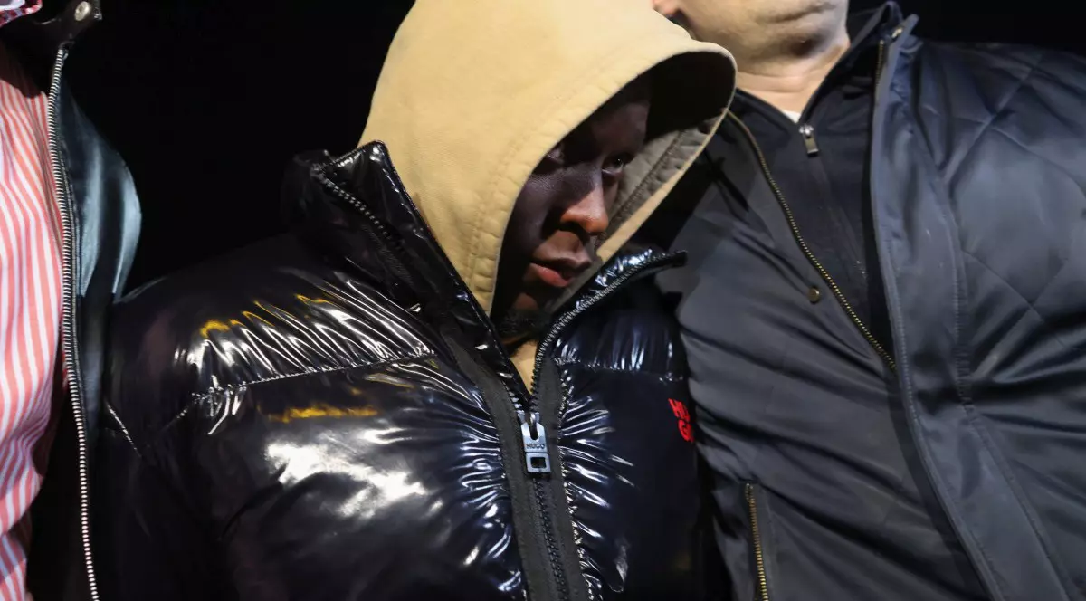 Kader Keita este escortat de polițiști după ce a fost reținut 24 de ore