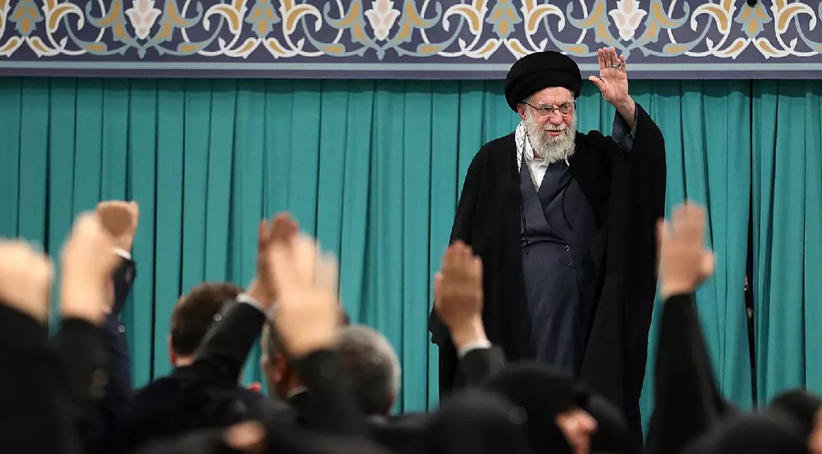 Liderul suprem iranian, ayatollahul ALI KHAMENEI, salută în timpul unei întâlniri la Teheran. Khamenei a declarat că Iranul îl consideră pe președintele american Donald Trump un criminal.