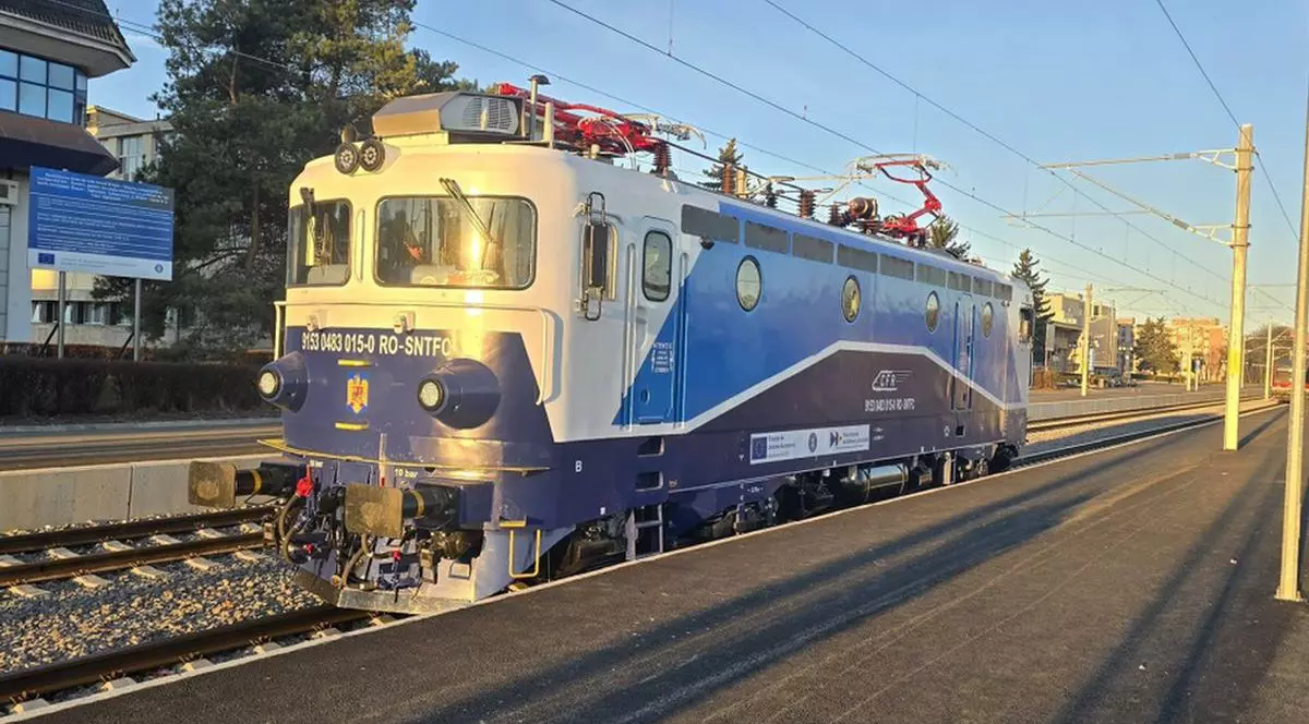 O locomotivă modernizată la Brașov este pe șine